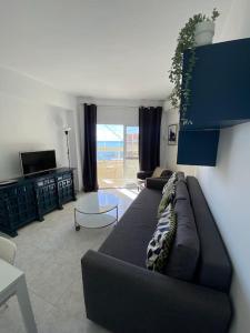 Posedenie v ubytovaní 1 Bedroom Beachfront Apartment with Spectacular Sea Views! + 22 fotografií