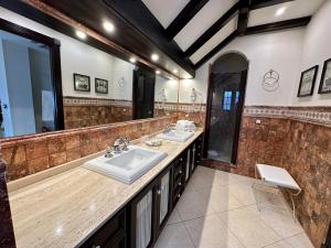 baño con 2 lavabos y espejo grande en Hotel Boutique Casa Veracruz, en Estepona