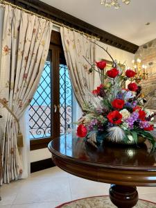 un vase de fleurs sur une table dans une pièce dans l'établissement Hotel Boutique Casa Veracruz, à Estepona