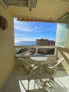 Balkón alebo terasa v ubytovaní 1 Bedroom Beachfront Apartment with Spectacular Sea Views!