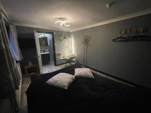 1 dormitorio con 1 cama con 2 almohadas en Da Vinci Guest House & Guest Parking, en Crawley