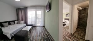 um quarto de hotel com uma cama e uma janela em Bunga Bunga Resort Mamaia Nord em Mamaia Nord – Năvodari