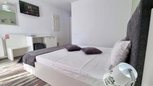 Postel nebo postele na pokoji v ubytování Bunga Bunga Resort Mamaia Nord + 62 fotografií