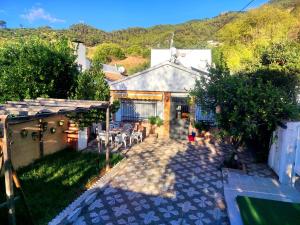 una vista aérea de una casa con patio en La Casa del Naturalista en El Bosque