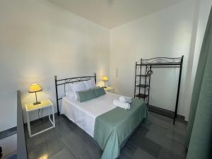 ein Schlafzimmer mit einem Bett mit zwei Handtüchern darauf in der Unterkunft DreamsApt Curtidores 6 Suites AT in Sevilla