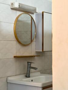 ダカールにあるHôtel Provençalの洗面台と鏡のある浴室 +19枚の写真
