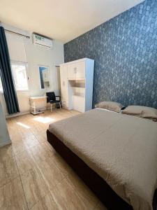 達喀爾的住宿－Hôtel Provençal，一间卧室设有一张床和蓝色的墙壁