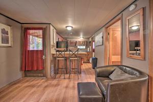 ein Wohnzimmer mit einem Ledersofa und einem TV in der Unterkunft Matt Dillon Cabin about 1 Mile to Raystown Lake! in Huntingdon