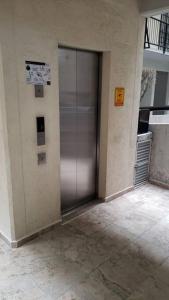 un ascensor en un edificio con una puerta de plata en Super promoción departamento en la Cuauhtemoc, en Ciudad de México