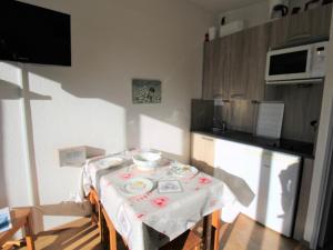 una cocina con mesa y mantel. en Studio Avoriaz, 1 pièce, 4 personnes - FR-1-633-4 en Avoriaz