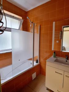 La salle de bains est pourvue d'une baignoire et d'un lavabo. dans l'établissement Anjos Apartment - Ilha do Príncipe, à Lisbonne