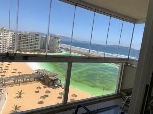 vistas a la playa desde una ventana del edificio en Departamentos Laguna del mar, en La Serena