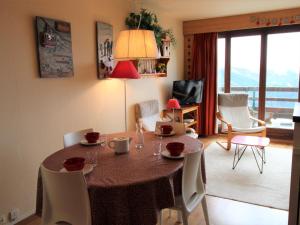 a dining room with a table and chairs with a view at Avoriaz - Duplex 6 pers., balcon, Wifi - FR-1-633-26 in Avoriaz