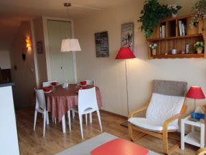 a living room with a table and chairs at Appartement Avoriaz, 2 pièces, 6 personnes - FR-1-633-26 in Avoriaz
