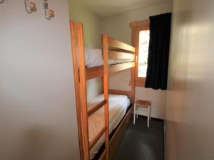a couple of bunk beds in a room with a window at Avoriaz - Duplex 6 pers., balcon, Wifi - FR-1-633-26 in Avoriaz