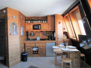 una pequeña cocina con mesa y una cocina con encimera en Studio Avoriaz, 1 pièce, 4 personnes - FR-1-633-27, en Avoriaz