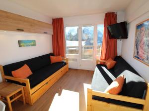 a living room with a couch and a tv at Appartement Avoriaz, 3 pièces, 6 personnes - FR-1-633-31 in Avoriaz