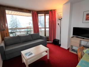 a living room with a couch and a tv at Appartement Avoriaz, 2 pièces, 6 personnes - FR-1-633-39 in Morzine