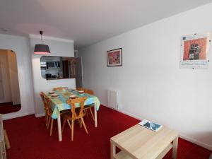 a dining room with a table and chairs at Appartement Avoriaz, 2 pièces, 6 personnes - FR-1-633-39 in Morzine