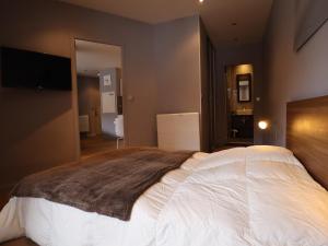 a bedroom with a large bed with a brown blanket at Appartement Avoriaz, 4 pièces, 8 personnes - FR-1-633-13 in Avoriaz