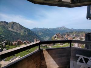 una vista sulle montagne dal balcone di una casa di Studio Avoriaz, 1 pièce, 4 personnes - FR-1-633-36 a Morzine