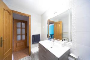 ein Badezimmer mit einem Waschbecken, einem WC und einem Spiegel in der Unterkunft Cañada in Alcorcón