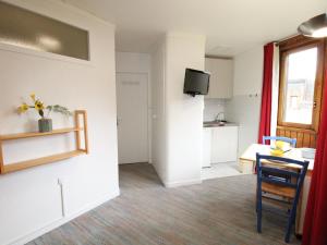 een woonkamer met een tafel en een keuken bij Studio Avoriaz, 1 pièce, 2 personnes - FR-1-633-16 in Avoriaz