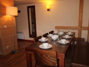 莫爾濟訥的住宿－Appartement Avoriaz, 4 pièces, 8 personnes - FR-1-633-43，用餐室配有桌椅和台灯