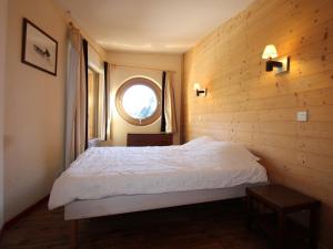 a bedroom with a white bed and a window at Appartement Avoriaz, 4 pièces, 8 personnes - FR-1-633-43 in Morzine