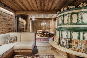 salon z kanapą i stołem w obiekcie Luxury Cortina w mieście Cortina dʼAmpezzo
