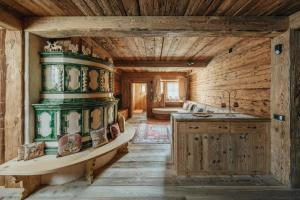 eine Küche in einem Blockhaus mit einem Waschbecken und einer Badewanne in der Unterkunft Luxury Cortina in Cortina d'Ampezzo