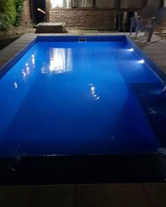 uma piscina azul com luzes em PIELLIBRE em Valeria del Mar