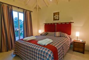 um quarto com uma cama com duas toalhas em PIELLIBRE em Valeria del Mar