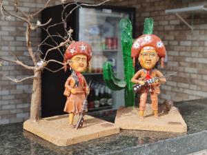 two figurines on a counter in front of a store at Pousada Pelo Sertão in Piranhas