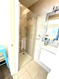 een badkamer met een douche en een wastafel bij Serene and Cozy 1-Bedroom House with Parking in Cambridge