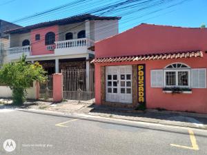 ein farbenfrohes Gebäude an der Straßenseite in der Unterkunft Pousada Sol de Verão in São Pedro da Aldeia