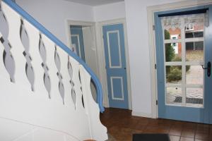 uma escada numa casa com uma porta azul em Ferienwohnungen Manfred Peters Baven em Hermannsburg