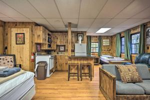 kuchnia i salon w małym domku w obiekcie Cheyenne Ranch Apt with 50 Acres by Raystown Lake w mieście Huntingdon