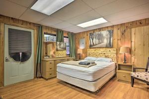 1 dormitorio con 1 cama grande en una habitación con paredes de madera en Cheyenne Ranch Apt with 50 Acres by Raystown Lake en Huntingdon