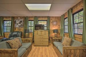 - un salon avec deux canapés et une télévision dans l'établissement Cheyenne Ranch Apt with 50 Acres by Raystown Lake, à Huntingdon