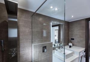 uma casa de banho com um chuveiro, um lavatório e um espelho. em Home Sweet Home - Big Balcony with Great View em Kissamos