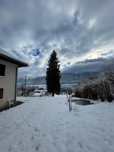 Petit logement cosy dans maison au calme žiemą