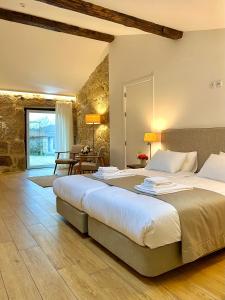 sypialnia z dużym łóżkiem w pokoju w obiekcie Quinta da Porta - Solar de Vale de Prazeres w mieście Vale de Prazeres