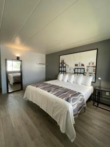 a bedroom with a large bed with a large painting on the wall at Valued Stay Aloha in Madison +30 photos