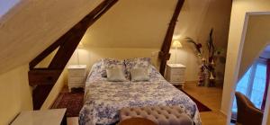Postel nebo postele na pokoji v ubytování Gîte d'Isabelle, dépendance du château de la Mézière