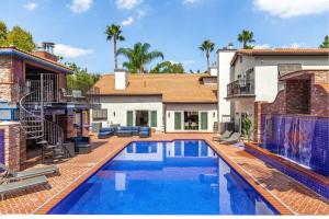 洛杉磯的住宿－California Oasis，一座房子后院的游泳池