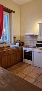 Kuchyňa alebo kuchynka v ubytovaní Gîte d'Isabelle, dépendance du château de la Mézière + 8 fotografií