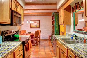 una cucina con lavandino e tavolo di Beautiful Santa Fe residence blocks from the plaza and close to ski basin a Santa Fe