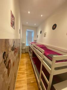 een slaapkamer met 2 stapelbedden in een kamer bij Cozy appartm with + airport/city center connection in Wenen