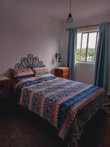 1 dormitorio con 1 cama con edredón y ventana en Hermoso Departamento,Mendoza. en Mendoza